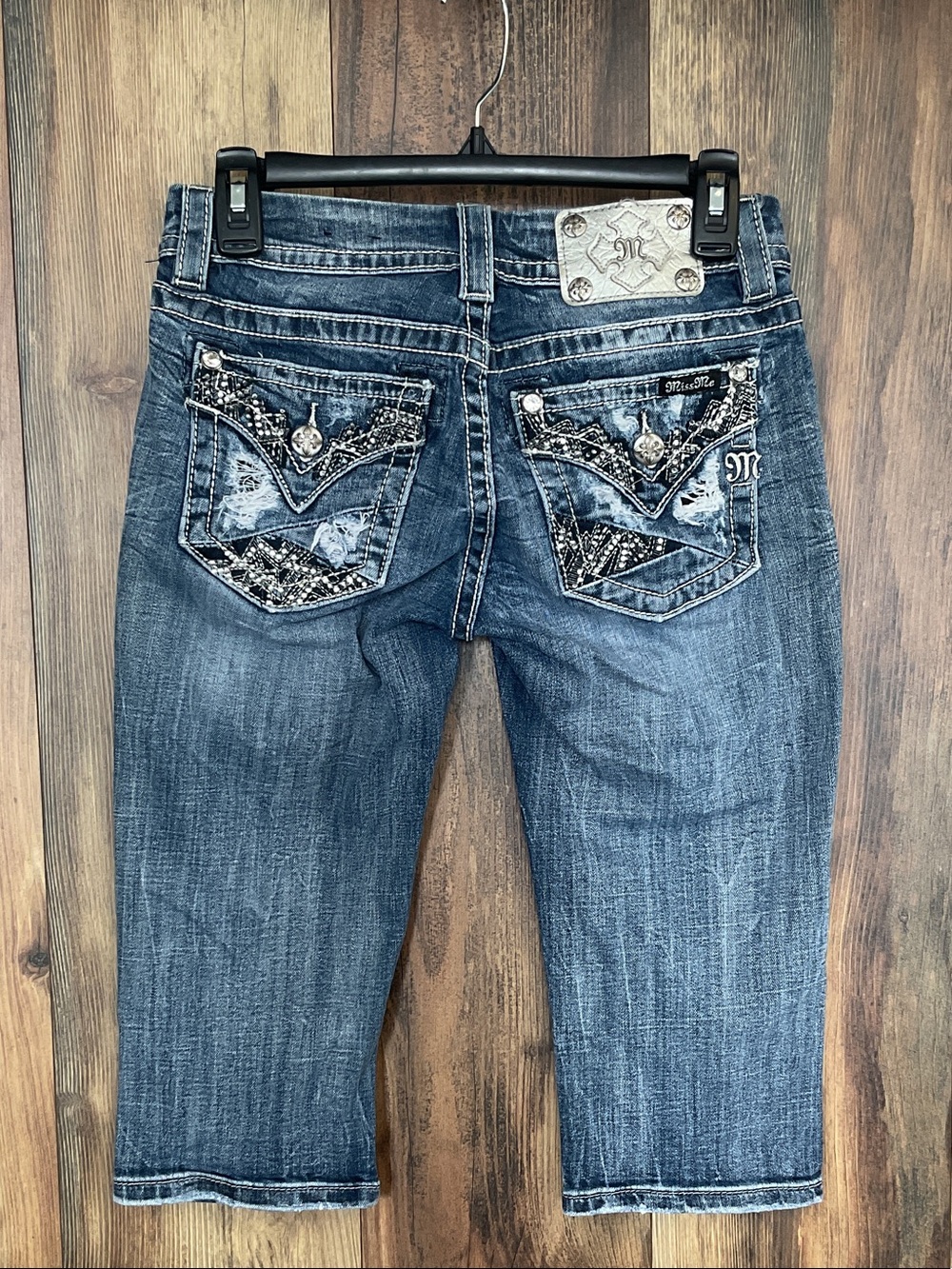 Miss Me Distressed Mid Rise Easy Crop Jeans 25   343B
